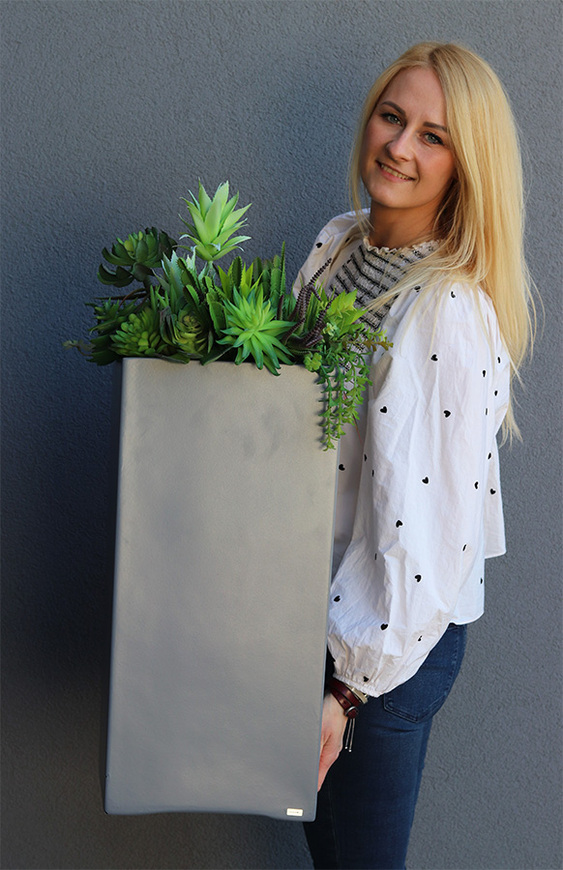 Fiberglass Denimo, sukulenty w szarej donicy, wys.81cm