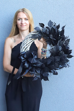 OD RĘKI Black Tiger, asymetryczny wianek z czarnych roślin, śr.48cm