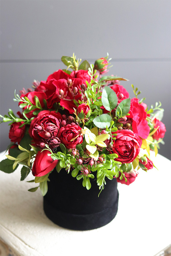 Dzień Kobiet, elegancki flowerbox z czerwonymi kwiatami