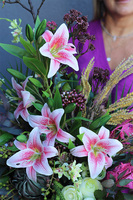 Lilie Volcan, nowoczesna kompozycja nagrobna w misie, wys.85cm