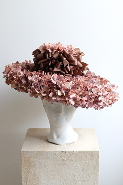 Dama w Kapeluszu, kompozycja kwiatowa, wym.40x42cm