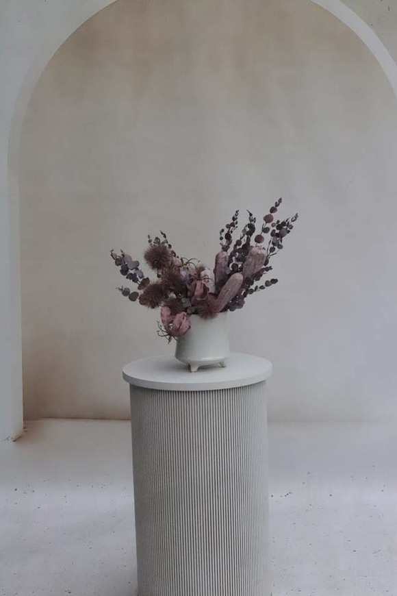 Izaria, kompozycja kwiatowa w naczyniu