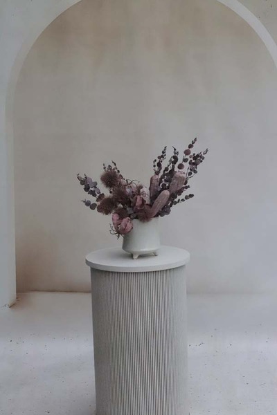 Izaria, kompozycja kwiatowa w naczyniu