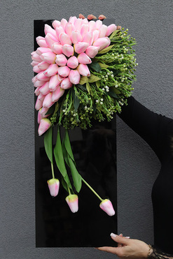 OD RĘKI Tulippo New Design Pink, dekoracja nagrobna na czarnej podstawie, wym.70x25cm