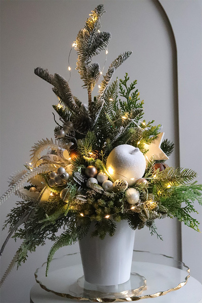 Biała Landia, realistyczna choinka świąteczna z przybraniem	