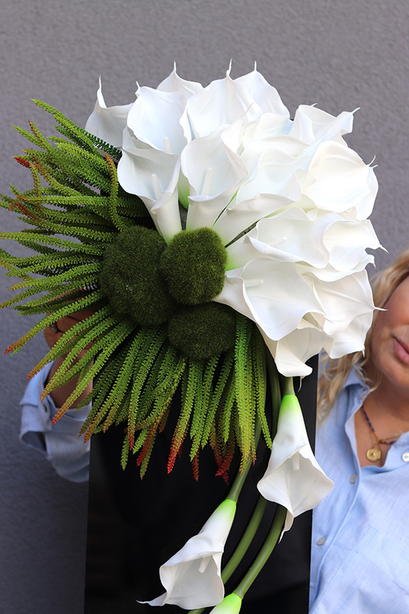 New Design White 2, dekoracja nagrobna na czarnej podstawie