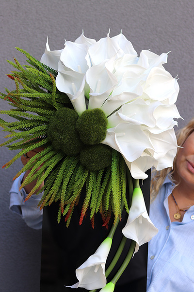 New Design White 2, dekoracja nagrobna na czarnej podstawie