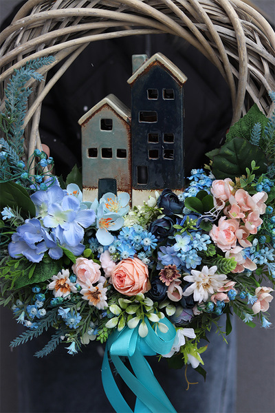 Holenderskie Domki, wianek dekoracyjny z porcelanową figurką