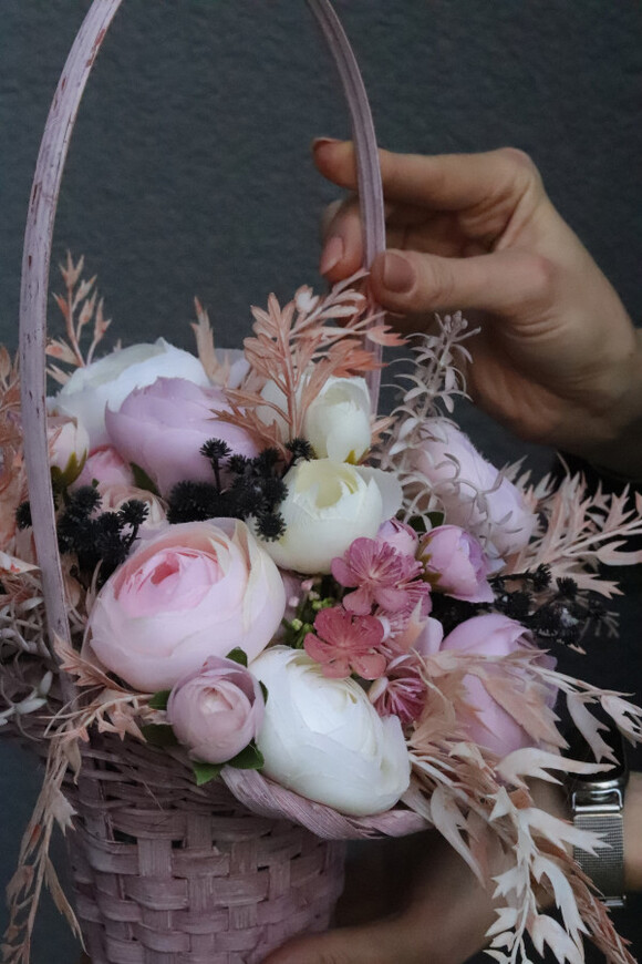 Koszyk Little Pink, kompozycja kwiatowa w koszu