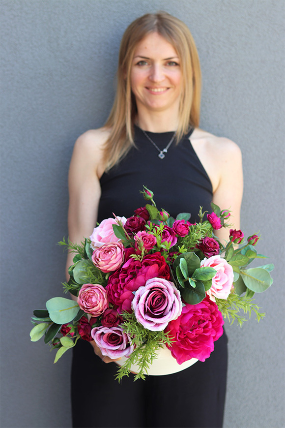 Caryca Delicja Gaina, kompozycja kwiatowa w naczyniu