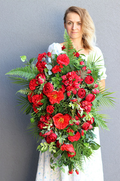 Red Decorana, wiązanka nagrobna z czerwonymi kwiatami, dł.90cm