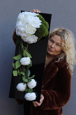 New Design Roses 2, dekoracja nagrobna na czarnej podstawie, wym.70x25cm