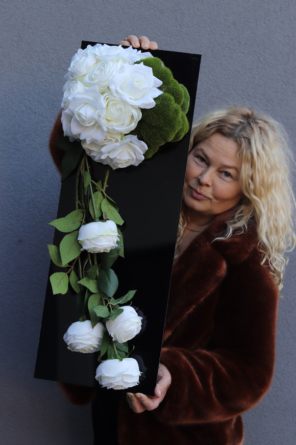 New Design Roses, dekoracja nagrobna na czarnej podstawie