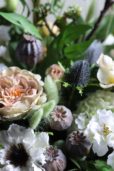 Hrabinia Baronessa, bogata kompozycja kwiatowa w srebrnym pucharze, wys.57cm