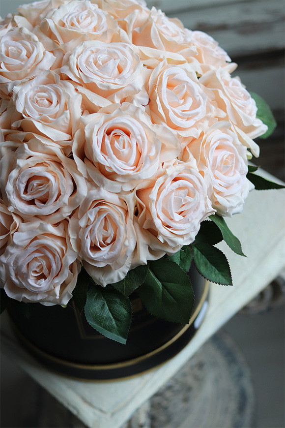 czarny flowerbox z różami, Puderria, wys.37cm