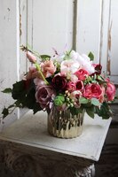 Barbara, kompozycja kwiatowa w złotej misie, wym.32x38cm 