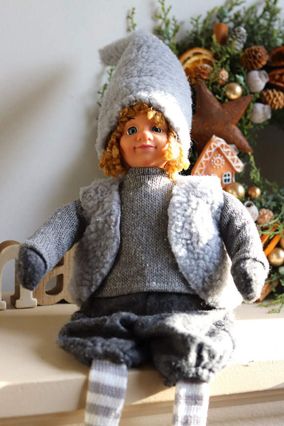 Zimowy Chłopiec, dekoracyjna lalka siedząca