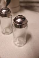 Sellani, solniczka i pieprzniczka, wys.9.5cm 