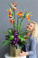 Grestina Figaro, kompozycja ze strelicją w złotej donicy, wys.91cm 