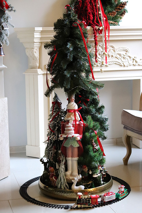 Christmas World, choinka z dekoracją LED i pociągiem