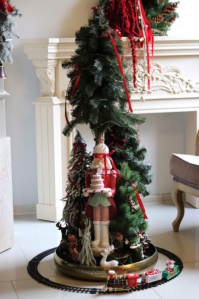 Christmas World, choinka z dekoracją LED i pociągiem