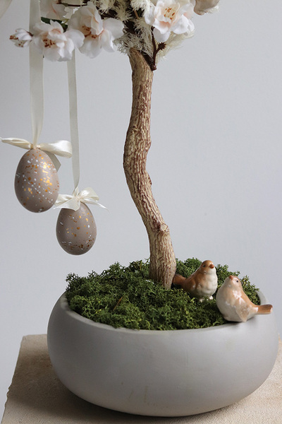 Sad Jabłoni, sztuczne drzewko w betonowej donicy