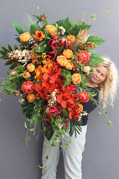 Orangita 3, ogromna wiązanka nagrobna