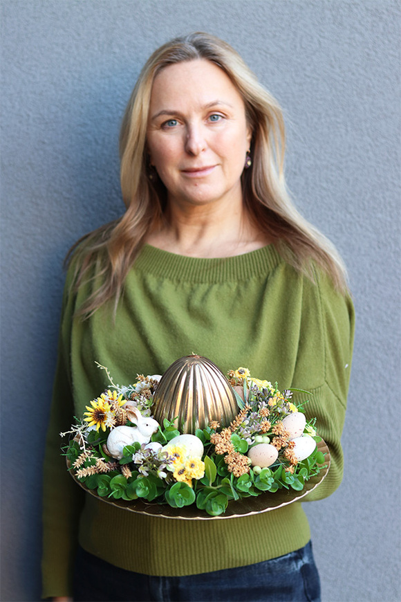 Palladito, stroik wielkanocny na talerzu z jajem