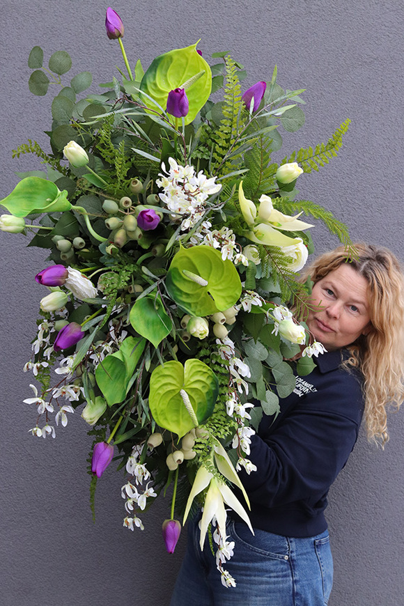 Fluette, kompozycja nagrobna na podkładzie, wym.55x85x50cm