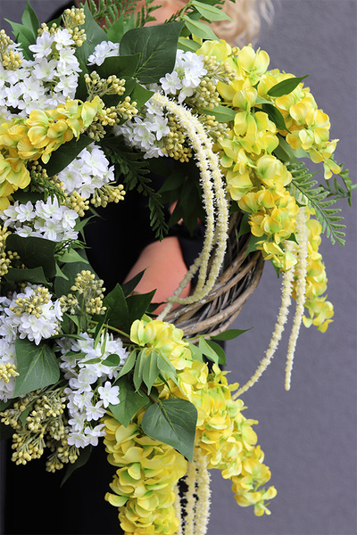 Złotokłos, asymetryczny wianek z żółtą wisterią i bzem