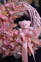 Teddy Pink, uroczy wianek z misiem