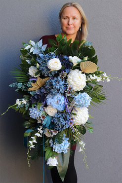 Deluxe Blue, niebieska wiązanka nagrobna, dł.90cm 