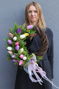 Tulipanowa Alejka 2, wiosenny wianek z tulipanami, rozp.40cm
