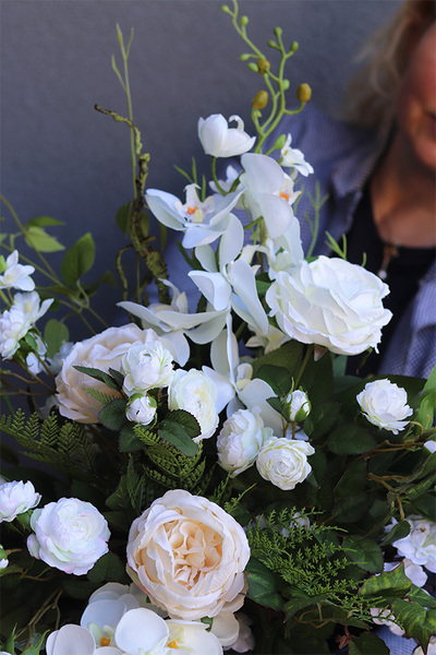 Rozalia White, biały bukiet nagrobny we wkładzie