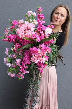 Bretania, kwiatowa kompozycja w czarnej, metalowej donicy, wys.50cm + elementy spływające  