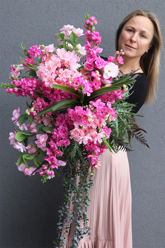 Bretania, kwiatowa kompozycja w czarnej, metalowej donicy