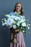 Carynea Gold, bogata kompozycja kwiatowa w pucharze