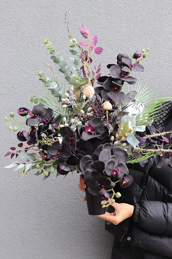 OD RĘKI Black Primo, bukiet nagrobny we wkładzie, wys.70cm