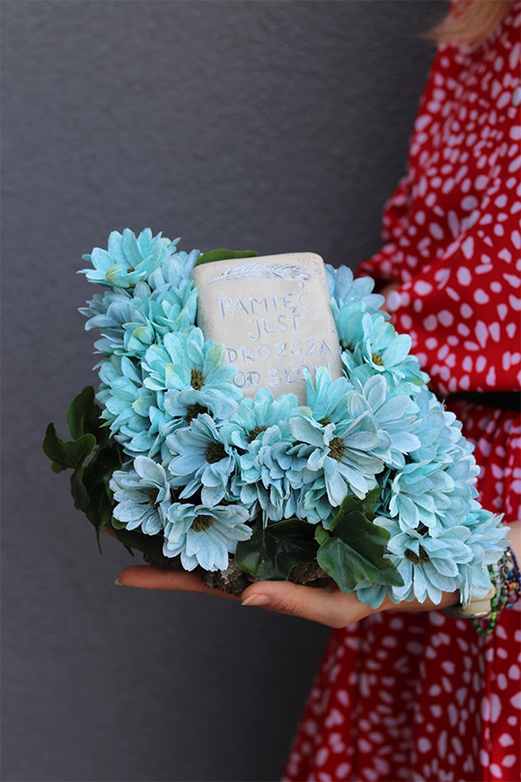 Light Blue Heaven, dekoracja nagrobna na plastrze drewna