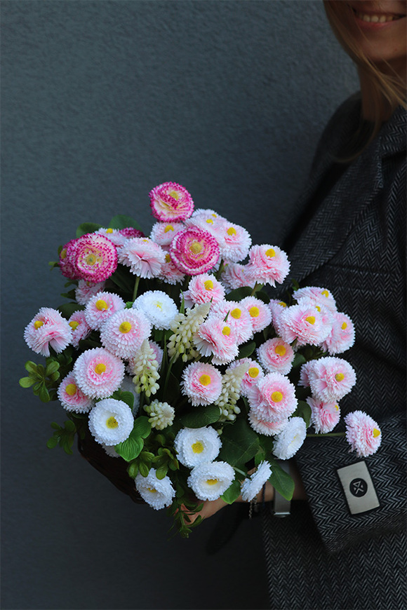 Stokroteczki, wiosenna kompozycja kwiatowa w koszu