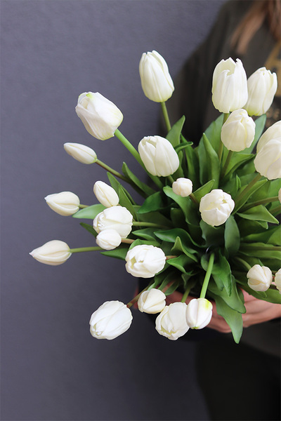 White Tulips 2, flowerbox z gumowymi tulipanami