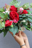 Luiza Finesse, nagrobna wiązanka na plastrze drewna