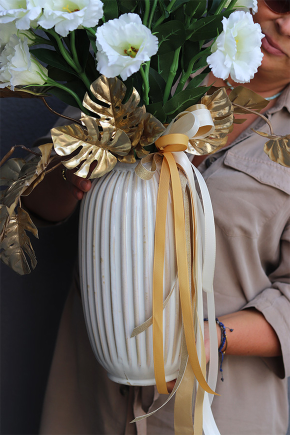 Amelia Eustoma White, kompozycja kwiatowa w wazonie