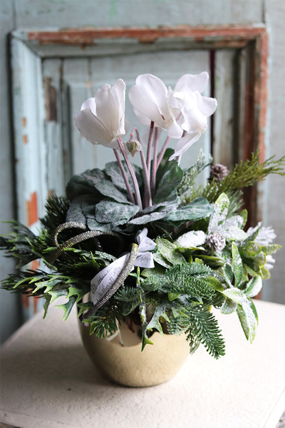 Zimowe Dekory, sztuczny cyklamen w złotym naczyniu, wys.35cm 