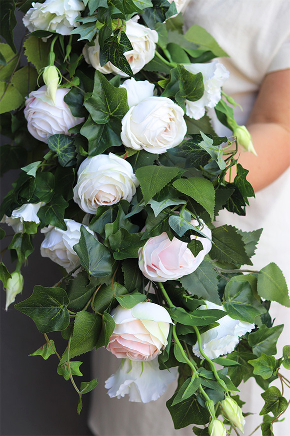 Elice Agnes, biała dekoracyjna girlanda