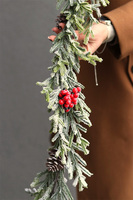 Mroźny Dzień, zimowa girlanda z czerwonymi owocami