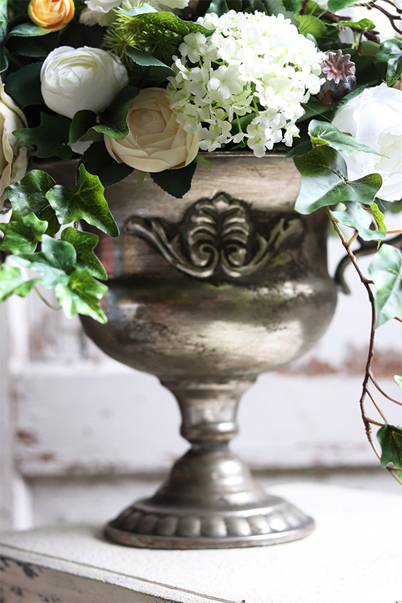 Hrabinia Baronessa, bogata kompozycja kwiatowa w srebrnym pucharze, wys.57cm