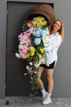 Wiosenne Pastele 2, kompozycja kwiatowa w naczyniu, wym.58x160x110cm