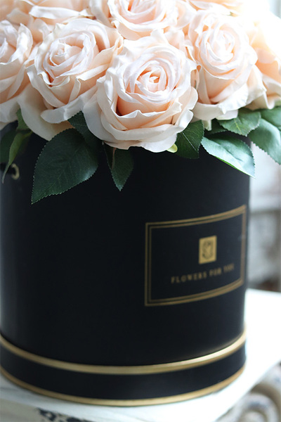 czarny flowerbox z różami, Puderria, wys.37cm