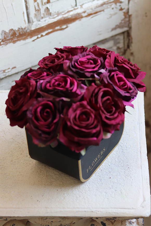 OD RĘKI flowerbox z bordowymi różami, Bedria, wym.21x24cm 